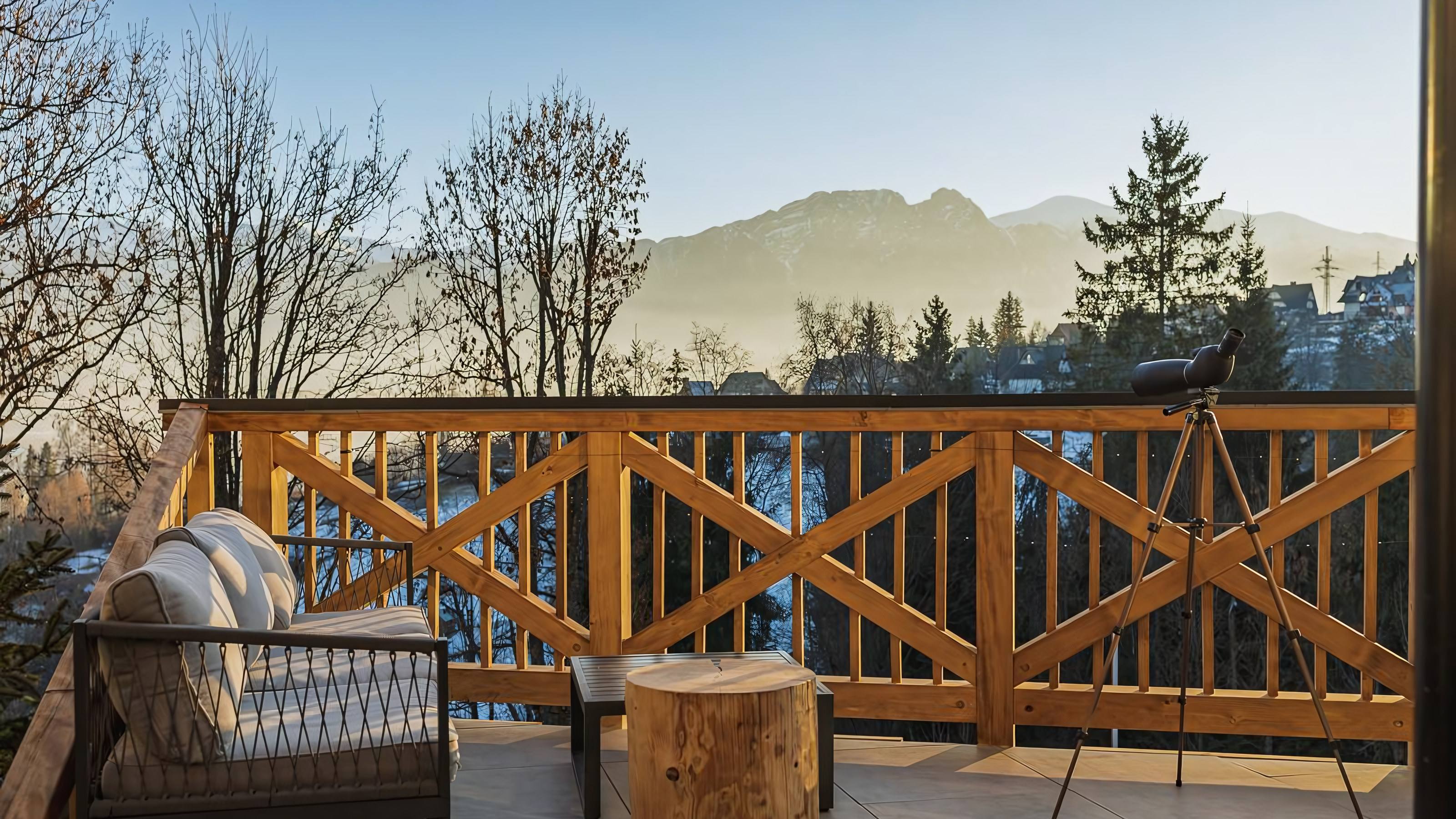 Widok z balkonu Apart H900 na Tatry o zachodzie słońca
