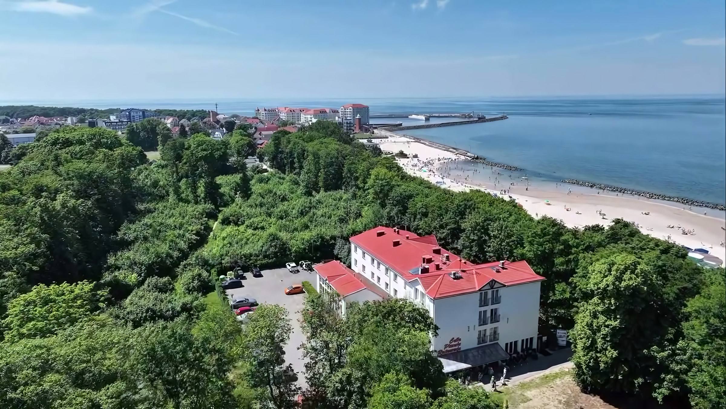 Plaza Resort SPA wśród drzew, plaża i port w Darłówku