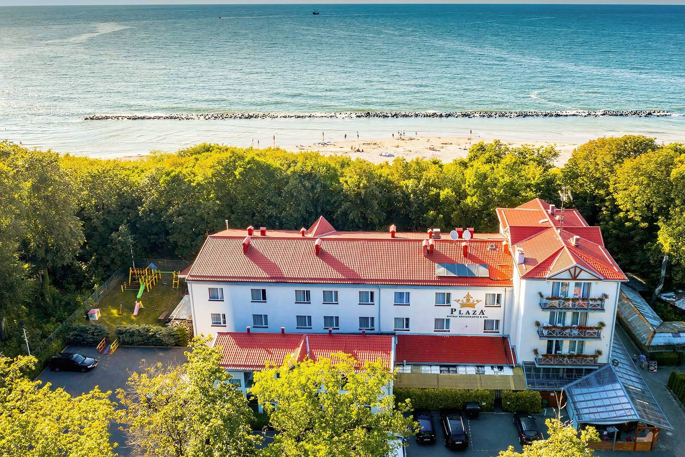 Plaza Resort SPA w Darłówku z lotu ptaka, za nim plaża i morze
